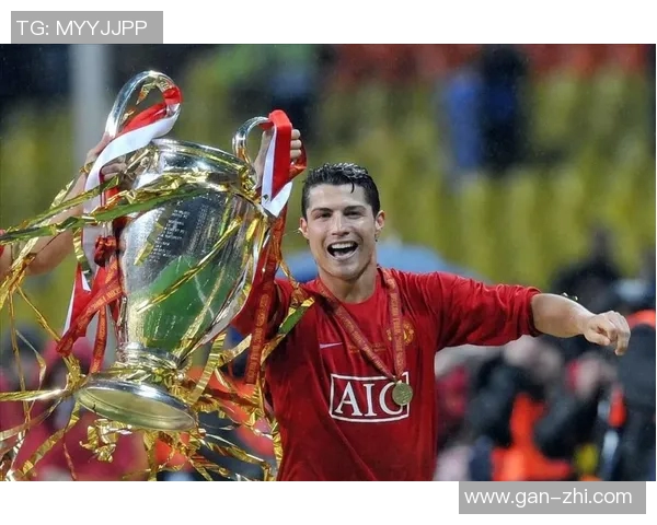 球迷疯狂冲入赛场抢C罗球衣引发欧冠比赛混乱一幕 球迷疯狂冲入赛场抢C罗球衣引发欧冠比赛混乱一幕