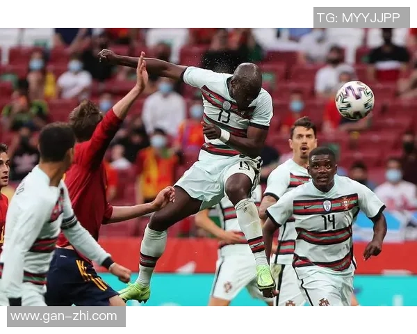 达尼洛：从足球场上的闪耀之星到生活中的坚韧奋斗者